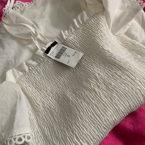 White jumper without belt